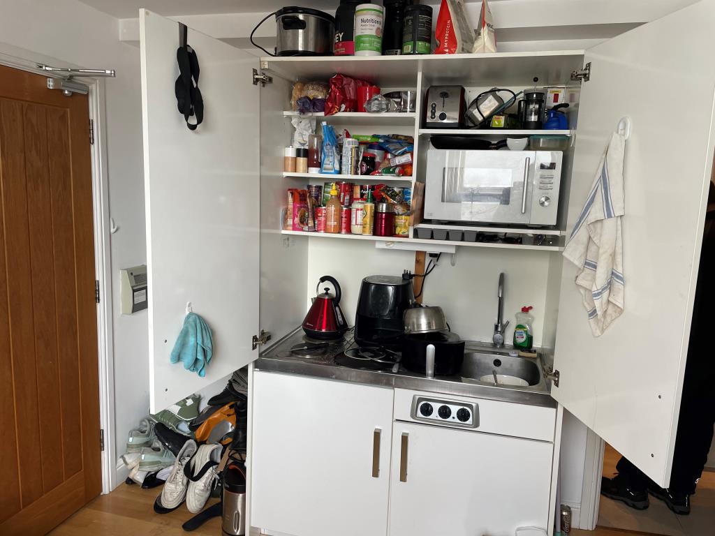 Lot: 139 - FIVE STUDIO FLATS PRODUCING APPROX. £52,000 PER ANNUM JUST OFF BRIGHTON SEAFRONT - White kitchenette of flat 6